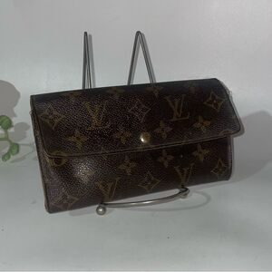 Authentic Louis Vuitton Monogram Sarah Wallet